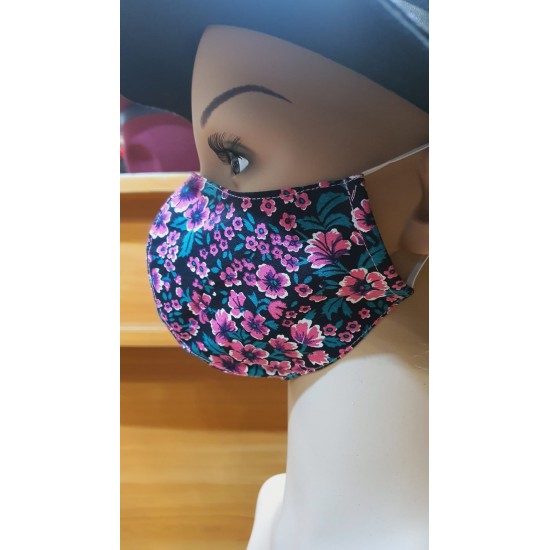 maska ar rozā puķēm
