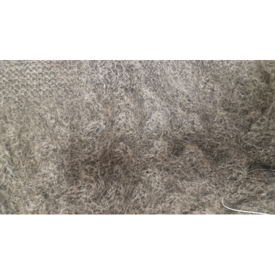 Orenburgas lakats roku darbs pelēks